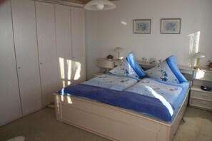 1 habitación, tabla de planchar con plancha y cuna de viaje 
