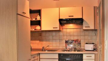 Fridge, oven, stovetop, coffee/tea maker