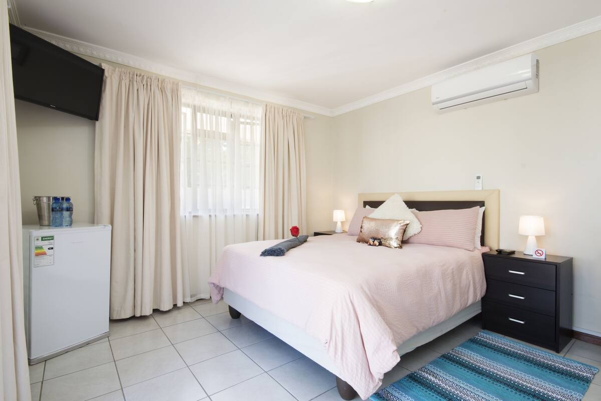 Double Room, 1 Queen Bed, Ensuite (2) | Premium bedding, individually decorated, individually furnished
