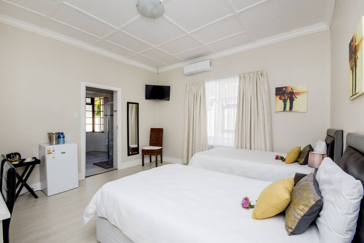 Twin Room, 2 Single Beds, Ensuite (3) | Premium bedding, individually decorated, individually furnished