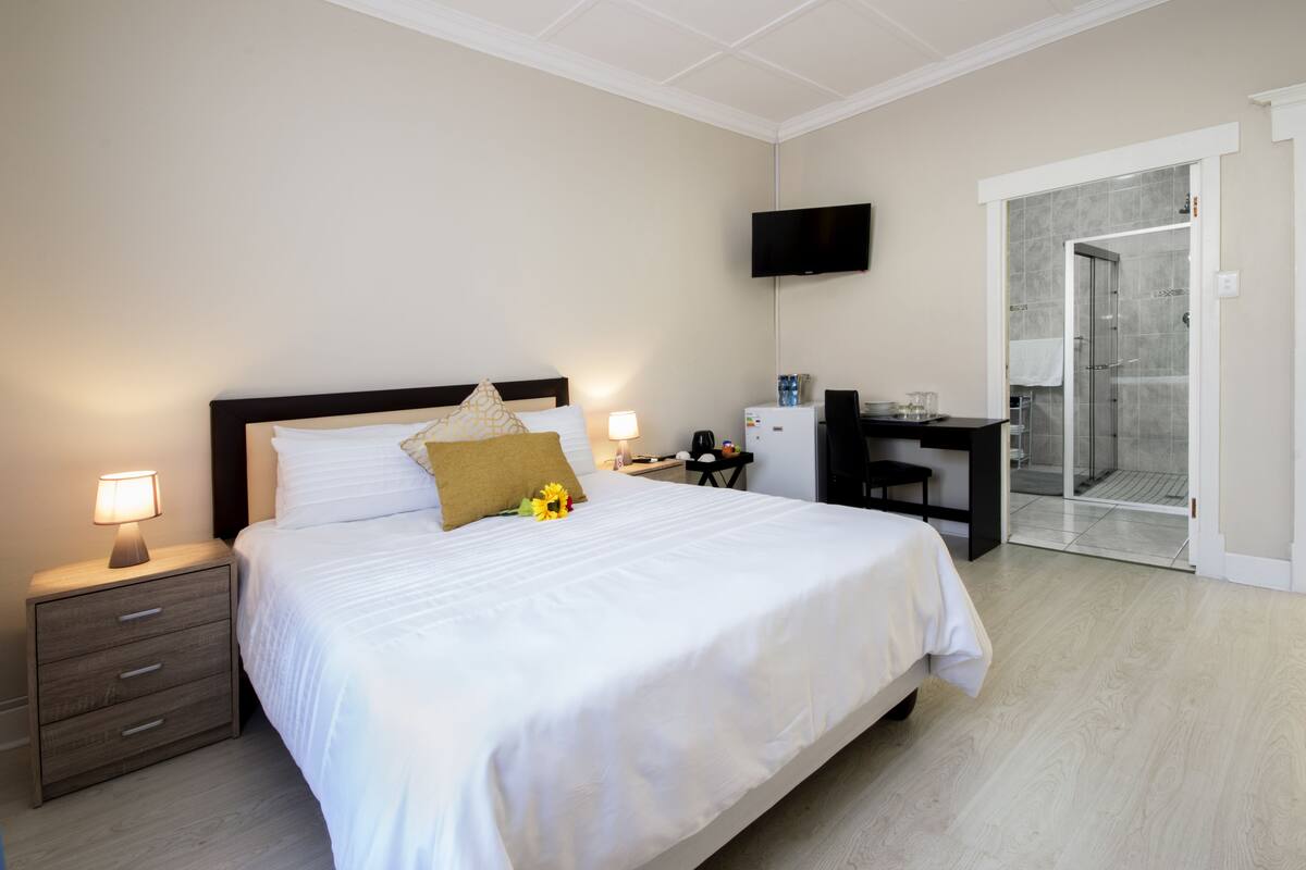 Double Room, 1 Queen Bed, Ensuite (4)
