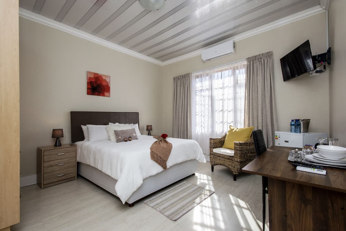 Double Room, 1 Queen Bed, Ensuite (6) | Premium bedding, individually decorated, individually furnished