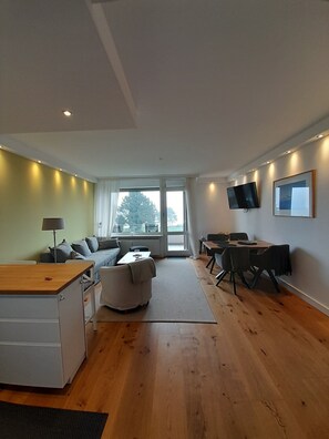 Smart TV, books, stereo