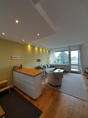 Smart TV, books, stereo