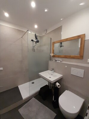 Shower, hair dryer, towels, toilet paper - Apartment Seaside, sea view, parking space, WLAN, elevator, 2 balconies, family-friendly (Travemünde/Lübeck)