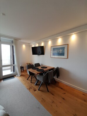 Dining - Apartment Seaside, sea view, parking space, WLAN, elevator, 2 balconies, family-friendly (Travemünde/Lübeck)
