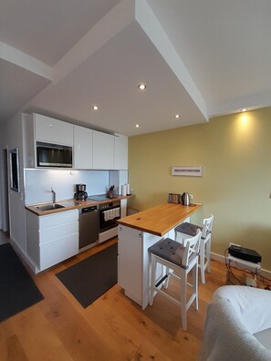 Fridge, microwave, oven, stovetop - Apartment Seaside, sea view, parking space, WLAN, elevator, 2 balconies, family-friendly (Travemünde/Lübeck)