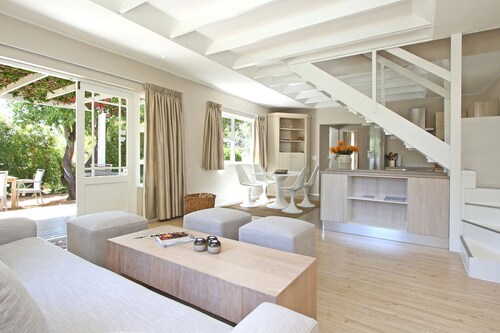 Versteckte Perle in exklusiver Lage mit grossem Pool und Garten