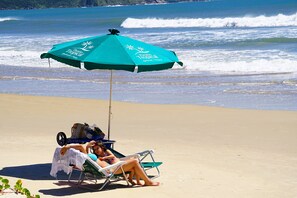 Nær stranden og hvit sand