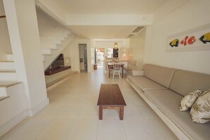 Bloco 3 (Landim) | Living area | Flat-screen TV, ping pong - Paraiso Tropical Apartamentos e Camping (Bombinhas)