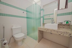 Standaard kamer | Badkamer | Een douche, gratis toiletartikelen, toiletpapier