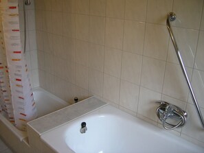 Badewanne, Haartrockner, Handtücher, Seife