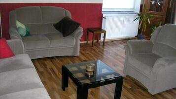 Fernseher, Bücher, Stereoanlage