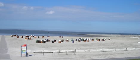 Vlak bij het strand, ligstoelen aan het strand