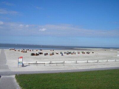 Vacation apartment on the ground floor: 3 bedrooms, quiet, ideal for visits to the coast and islands 