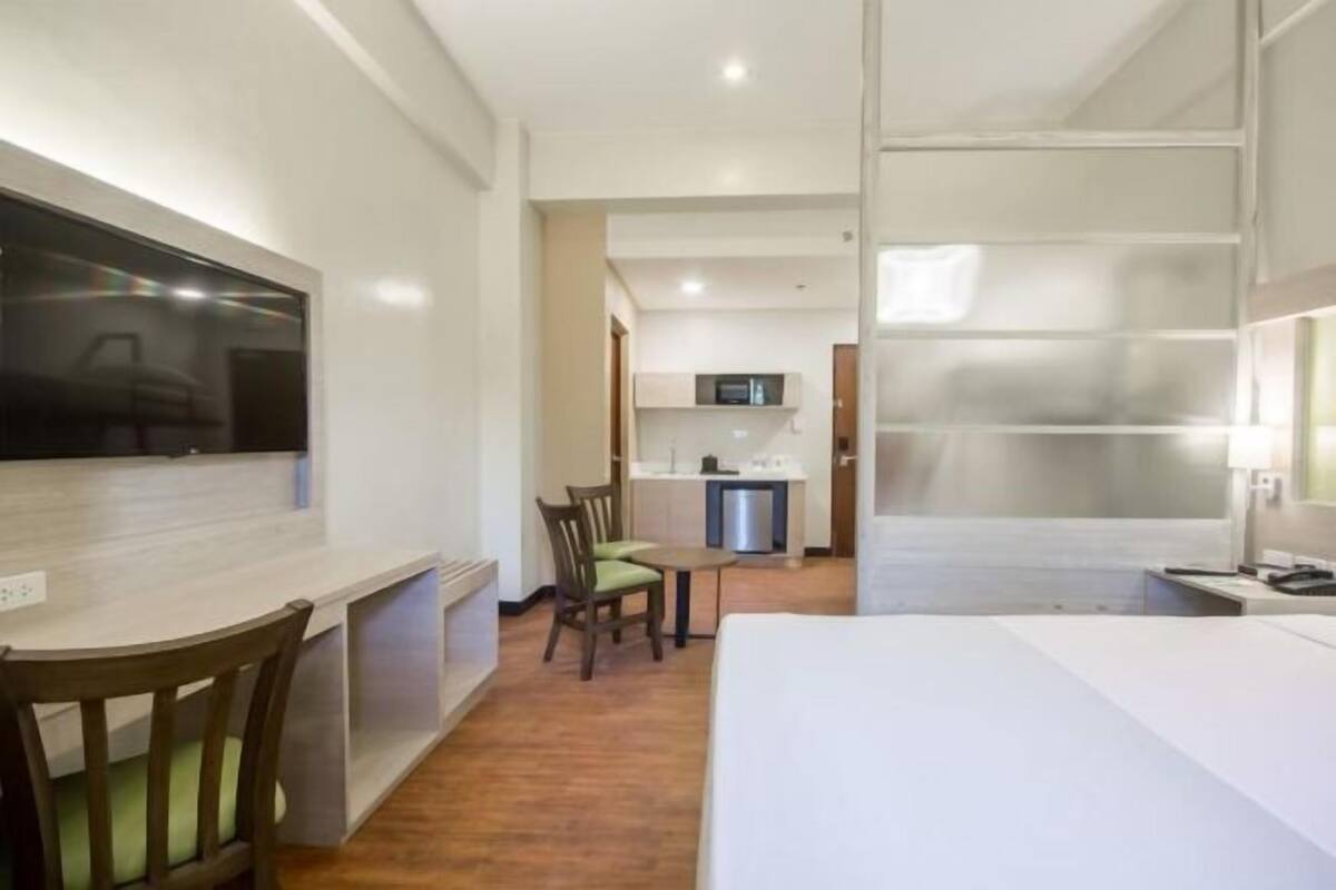 Premium bedding, in-room safe, desk, laptop workspace