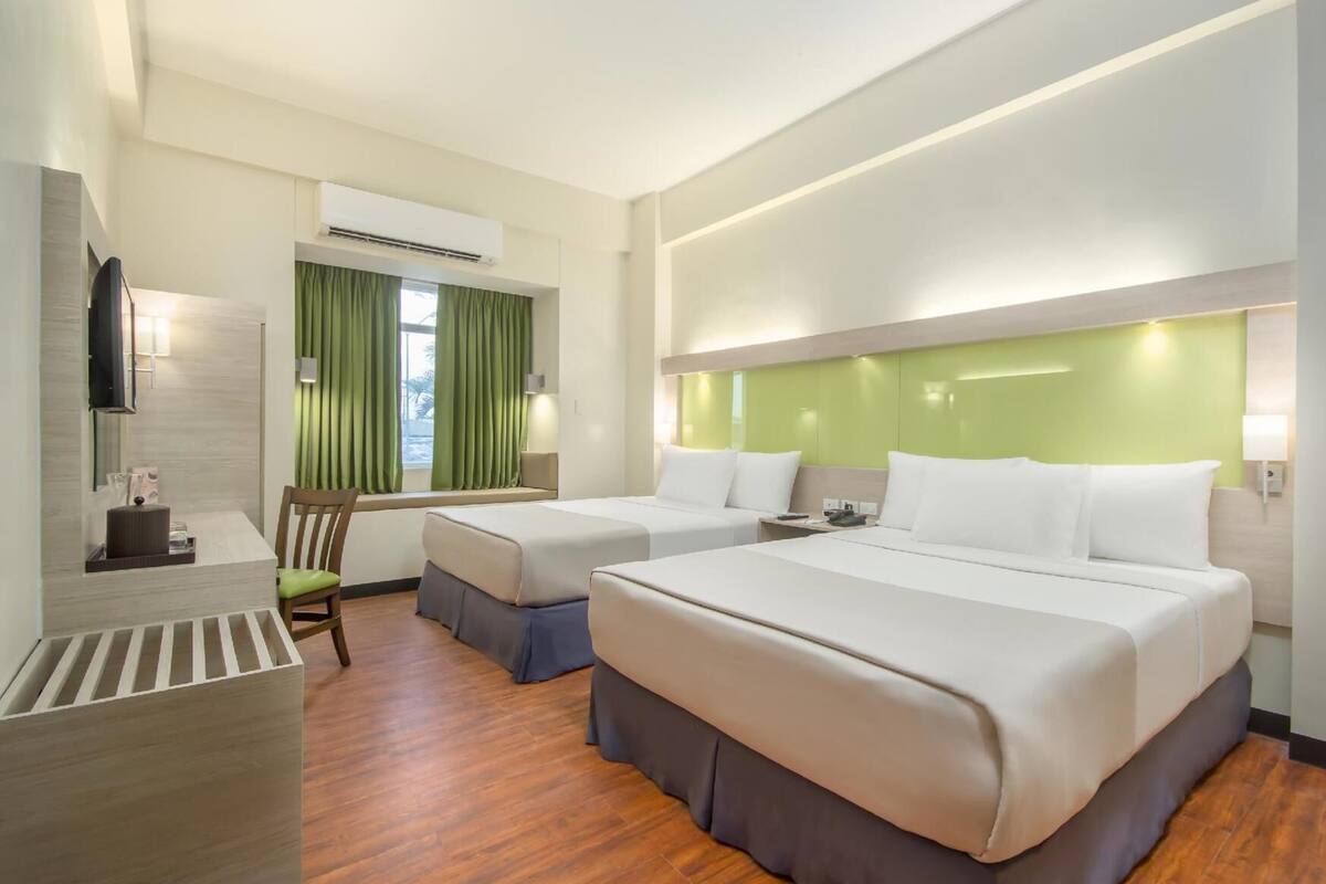 Premium bedding, in-room safe, desk, laptop workspace
