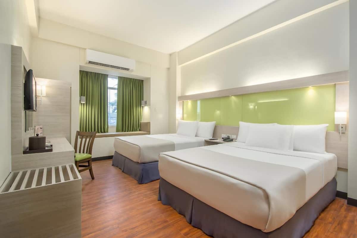 Premium bedding, in-room safe, desk, laptop workspace