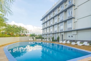 Piscina a l'aire lliure (horari: 07:00-21:00), para-sols i gandules