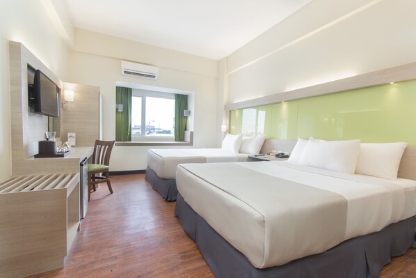 Quarto, 2 camas Queen, para não fumantes | Roupas de cama premium, cofres nos quartos, escrivaninha