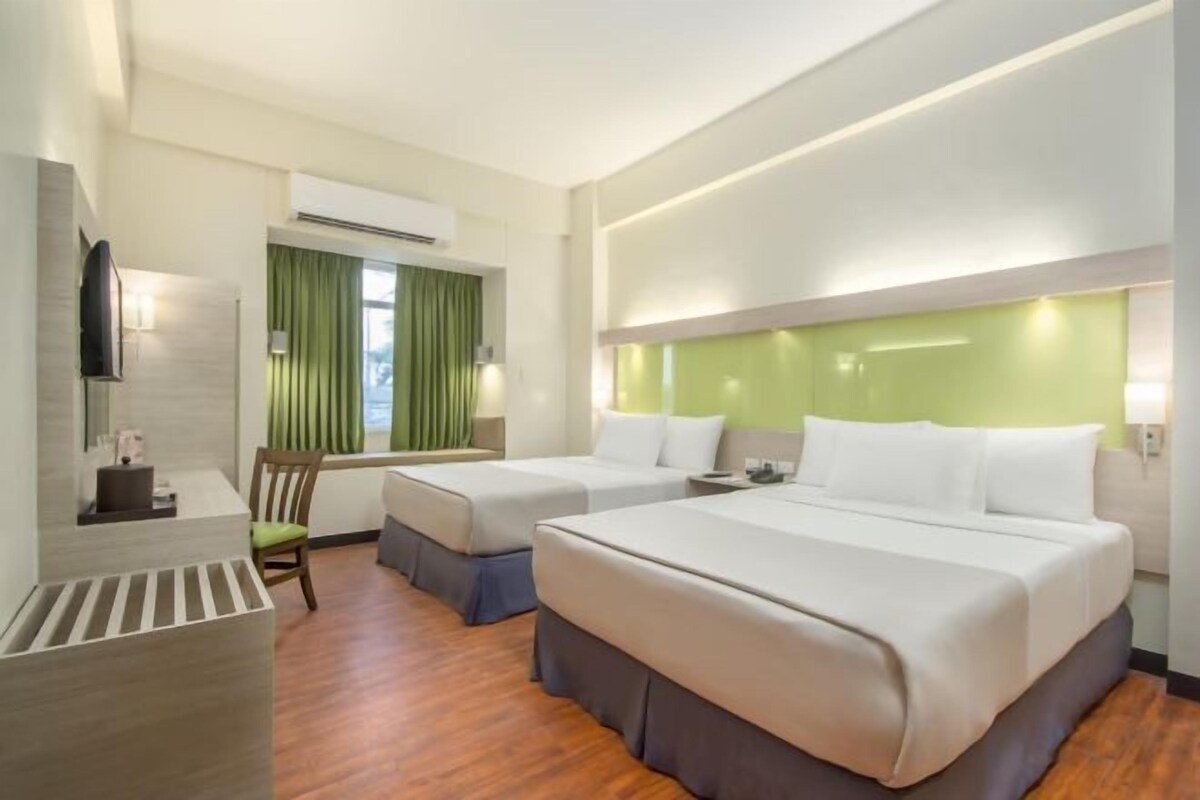 Premium bedding, in-room safe, desk, laptop workspace