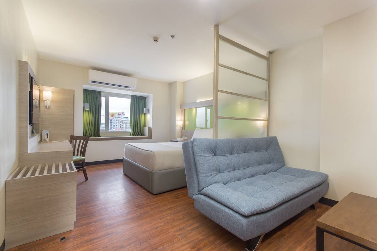 Suite, 1 Queen Bed, Non Smoking | Premium bedding, in-room safe, desk, laptop workspace