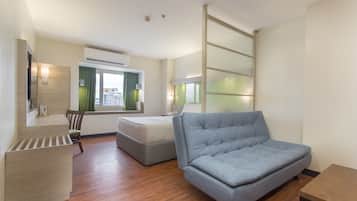 Suite, 1 Queen Bed, Non Smoking | Premium bedding, in-room safe, desk, laptop workspace
