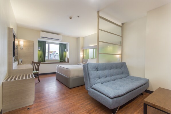 Suite, 1 Queen Bed, Non Smoking | Premium bedding, in-room safe, desk, laptop workspace