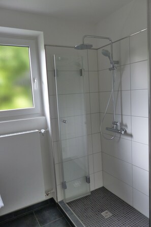 Shower, hair dryer, towels, soap - Bright, modern apartment with charm in Dahn (Dahn)