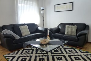 Una Smart TV, libros, un reproductor estéreo