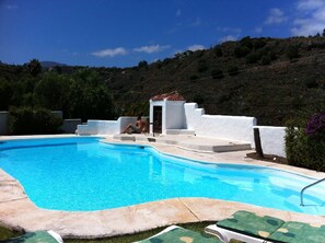 Una piscina al aire libre