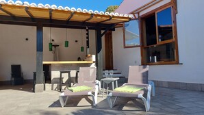 An outdoor patio with a wooden pergola, a dining table, and two cushioned chairs. - 🦎Charming gem with pool in the mountains. Located 20min sw. from Las Palmas 🦎 (santa brigida)