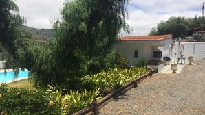 A house with a tiled roof, a swimming pool, and a gravel driveway. - 🦎Charming gem with pool in the mountains. Located 20min sw. from Las Palmas 🦎 (santa brigida)