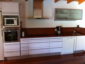 Fridge, microwave, oven, stovetop - 🦎Charming gem with pool in the mountains. Located 20min sw. from Las Palmas 🦎 (santa brigida)