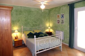 3 makuuhuonetta, tallelokero huoneessa, silitysrauta/-lauta