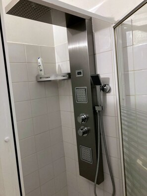 Douche, sèche-cheveux, serviettes fournies