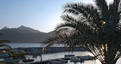 Location dans maison 2 Ă 8 pers. 130m2, terrasse 70m2 sur golfe, plage Ă 300m.