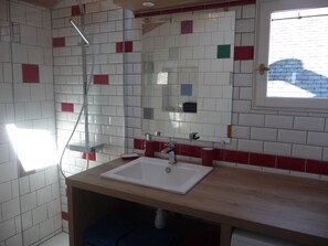 Chuveiro, secador de cabelo, toalhas de banho, sabonete