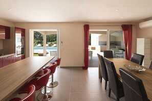 Dining - New villa - 4 bedrooms, 3 bathrooms, sleeps 8/10, pool house (Zonza)