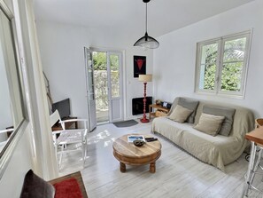 Fernseher, DVD-Player, Stereoanlage