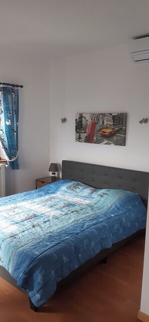 3 bedrooms, in-room safe, iron/ironing board, travel cot