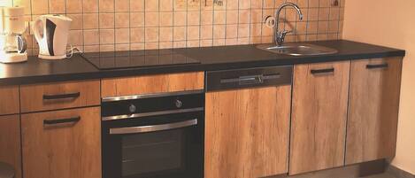 Geladeira, micro-ondas, fogão, cooktop