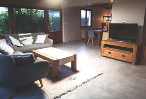 TV, fireplace