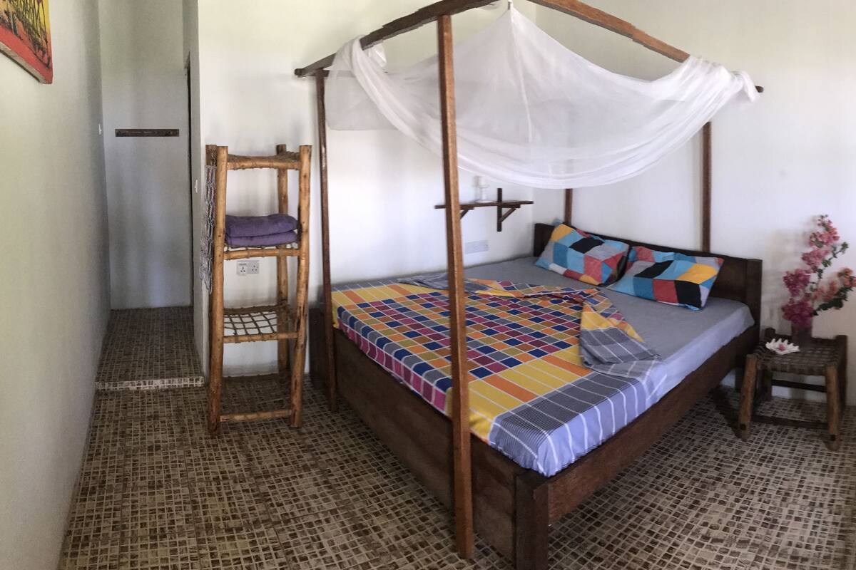 Minibar, wifi gratis y ropa de cama