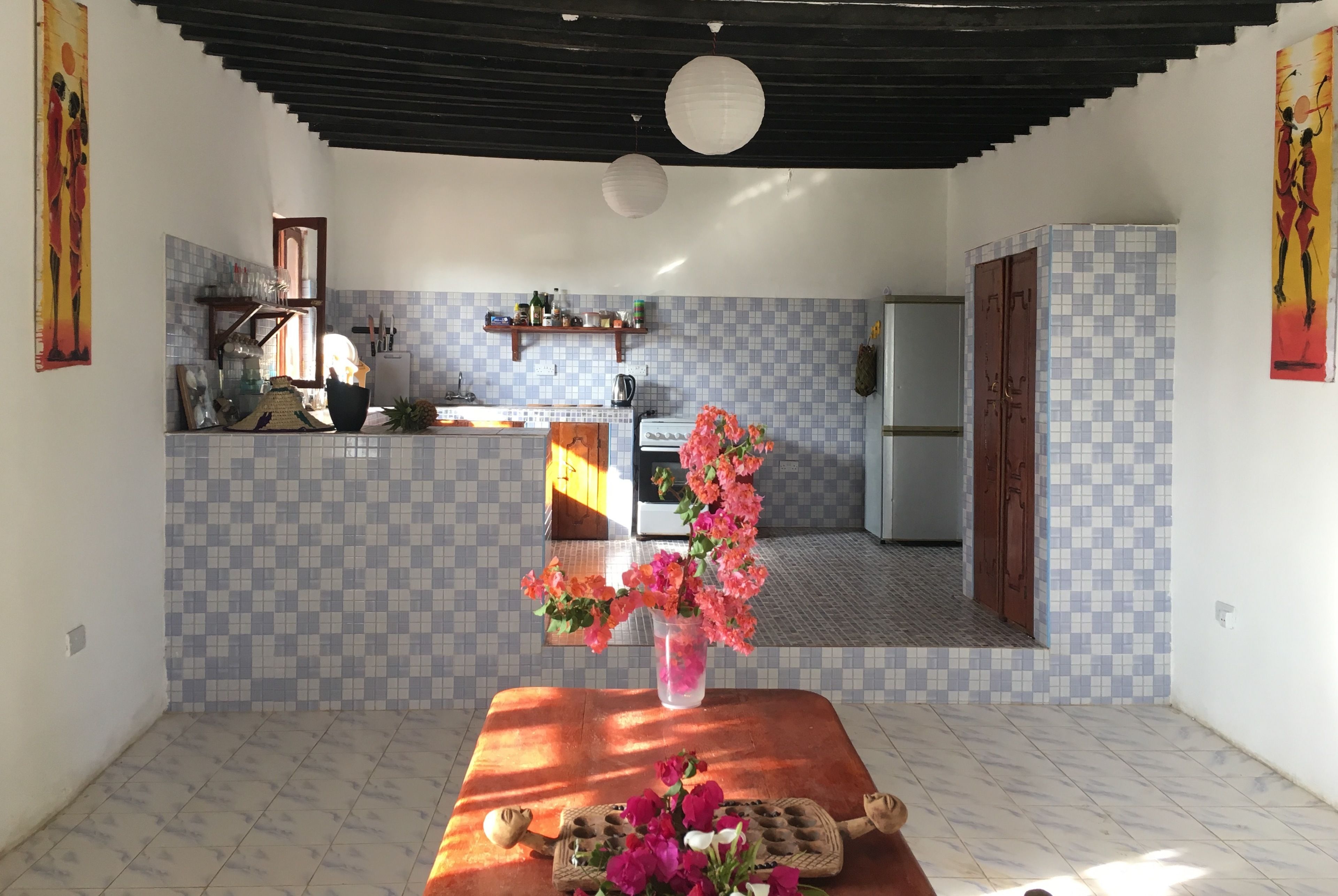 Lemari es di ruangan bersama, microwave di ruangan umum, dan oven