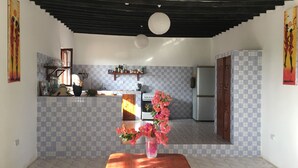 Shared fridge, shared microwave, oven, stovetop - D&J Villa (Kiwengwa)