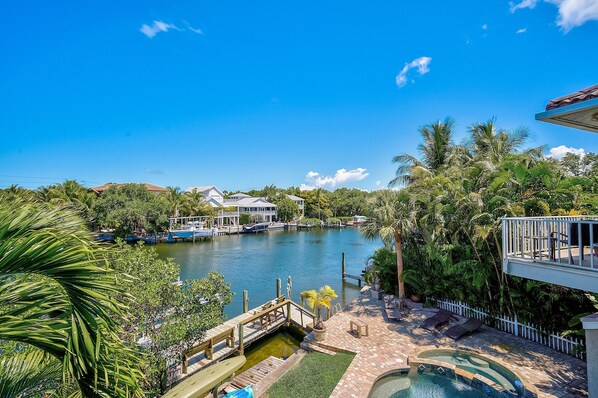 Lämmitetty uima-allas