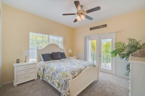 5 bedrooms, desk, iron/ironing board, travel cot - Large Siesta Key Home On Water With Pool/Spa (Siesta Key)