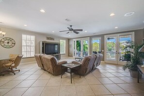 Älytelevisio, videopelejä, DVD-soitin, kirjoja