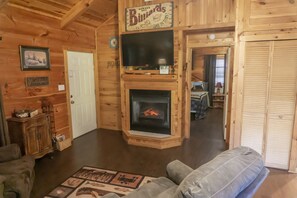 Smart TV, fireplace, DVD player, video library - 1 Bedroom Cabin With Hot Tub close to glades road shopping community (Gatlinburg)